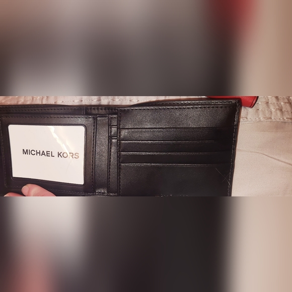 Michael Kors crossgrain wallet - Picture 3 of 3